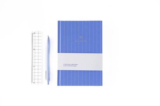 Blauw gestreept dagboek met pen en liniaal, met de tekst 'ONE LINE A DAY'.