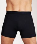 Man in een zwarte boxer met donkergrijs 'TEN CATE' logo op de tailleband.