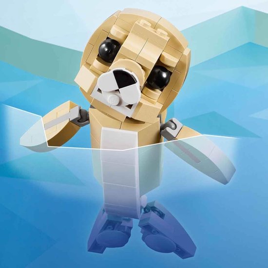 Phoque LEGO nageant dans l'eau bleue, fond blanc.
