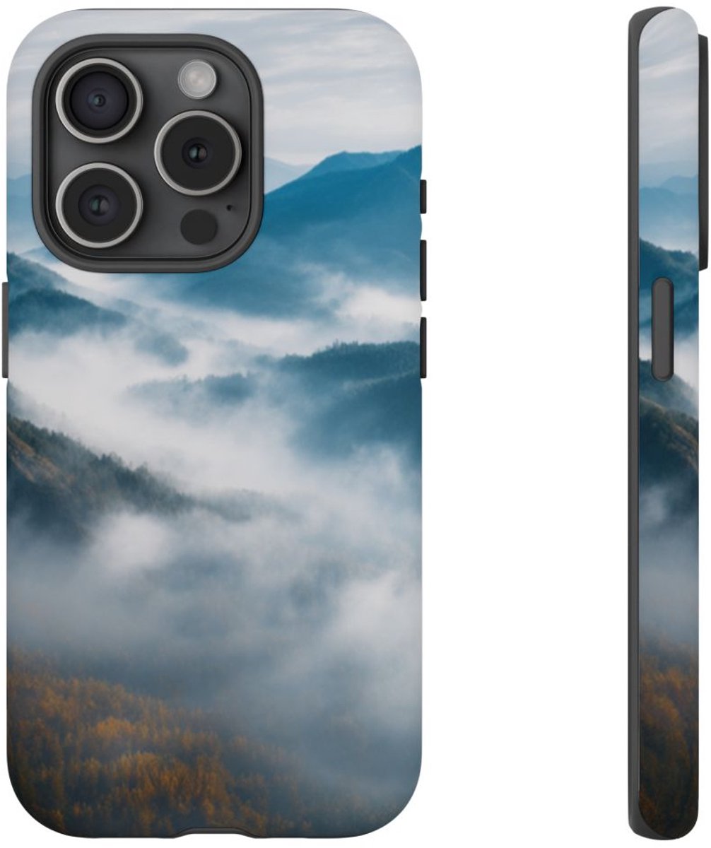 Mysterieus Berglandschap met Mist – Telefoonhoesje Geschikt voor iPhone 15 Pro