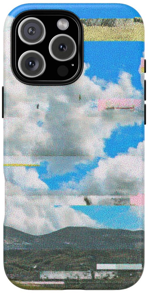 Glitch Effect Wolkenlucht met Bergen – Telefoonhoesje Geschikt voor iPhone 16 Pro Max