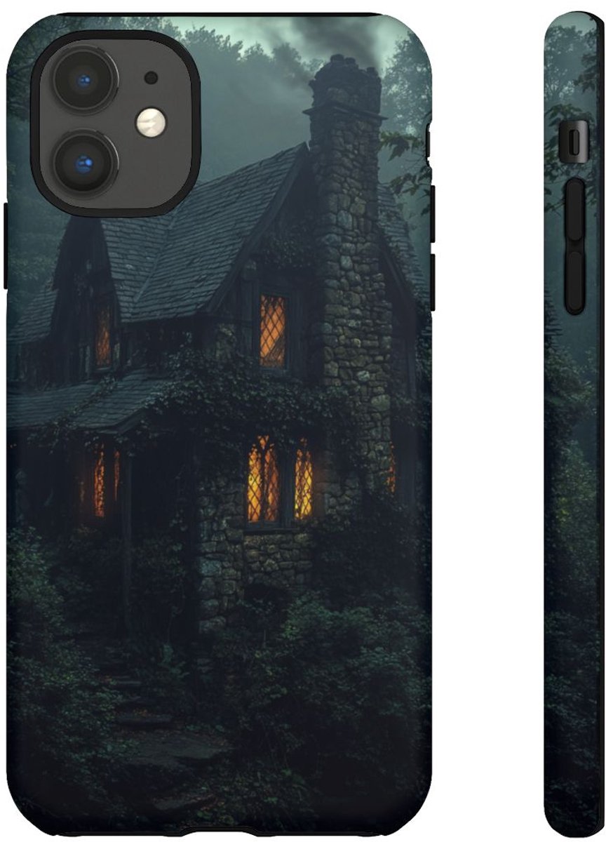 Gotisch Stenen Huisje in Mistig Bos – Telefoonhoesje Geschikt voor iPhone 11