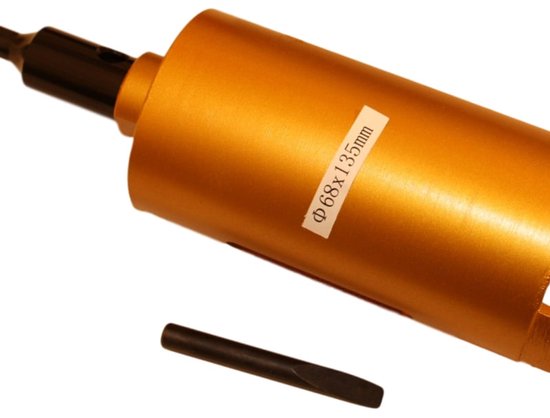 Gouden diamantboorkroon met sticker 'Ø68x135mm' en zwarte SDS-Plus adapter.