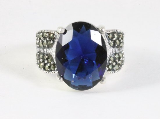Bague en argent lourd avec saphir bleu et marcassite - taille 18