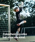Jonge keeper in zwart tenue vangt een voetbal, met tekst "Zekerheid op elke bal voor uw kind."