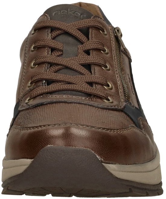 Vooraanzicht van een bruine leren Rieker sneaker met rits en veters.