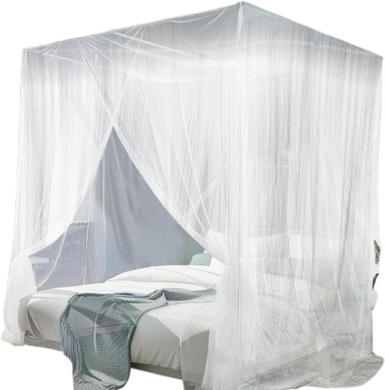 Wit klamboe met vierkante bovenkant over een bed met witte lakens en een groen plaid. Geïsoleerd op witte achtergrond.