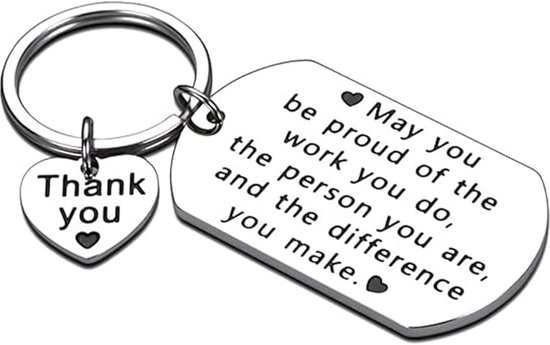 Zilverkleurige sleutelhanger met een hartvormig bedeltje met 'Thank you'. De grotere hanger heeft de tekst 'May you be proud of the work you do, the person you are, and the difference you make.'