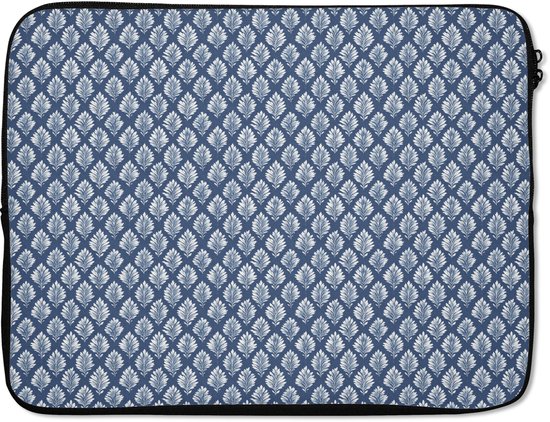 Laptop sleeve met wit bladpatroon op blauwe achtergrond, met zwarte rand en rits.