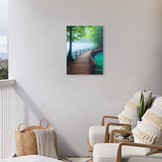 Houten tuinposter met een schilderachtige houten brug over een turquoise water in een mistig bos, boven witte stoelen.