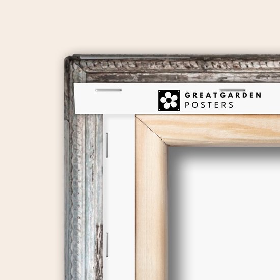 Een close-up van een geschilderd houten frame met het Great Garden Posters logo.