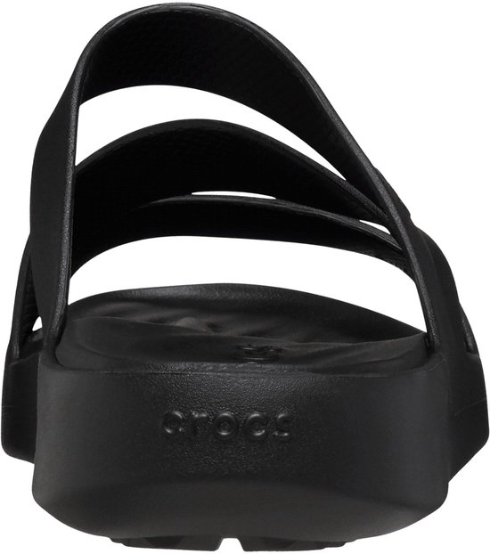Mule noire Crocs avec brides et le texte 'Crocs' sur la semelle.