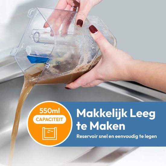 Vuil water van 550 ml wordt uit de tank van de blauwe vlekkenreiniger geleegd in een gootsteen.