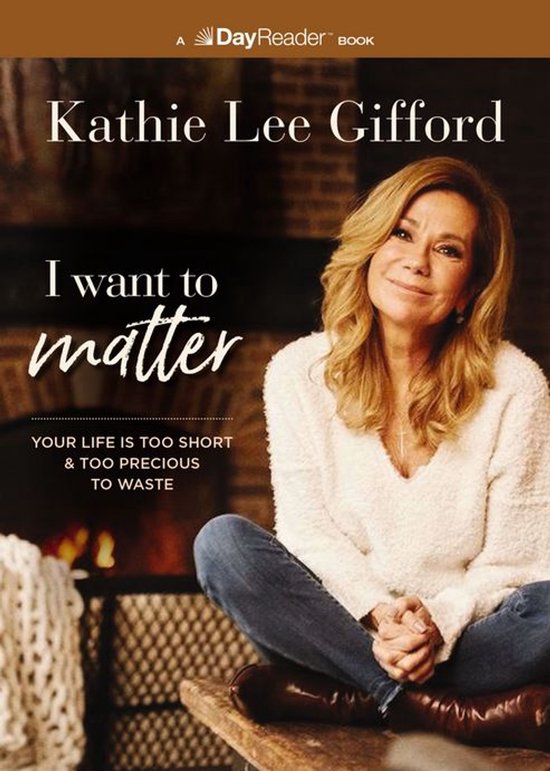 Kathie Lee Gifford zit gekruiste benen op een houten bankje voor een open haard, met een gebreide trui aan. Titel: I want to matter.