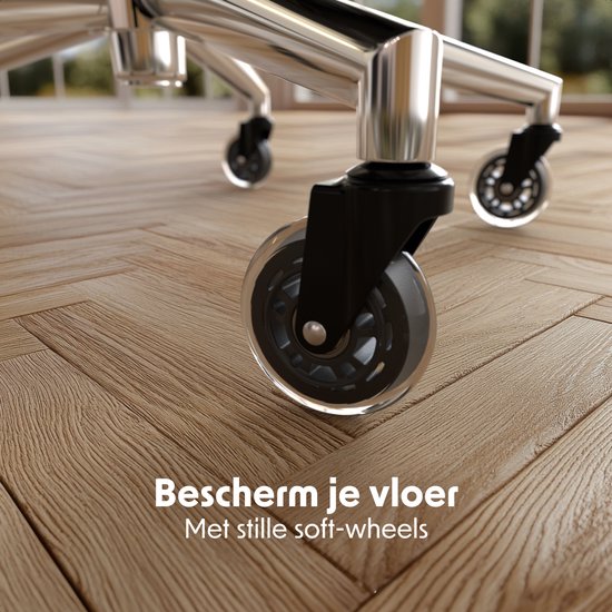Close-up van de stille soft-wheels van een zwarte bureaustoel op een houten vloer.