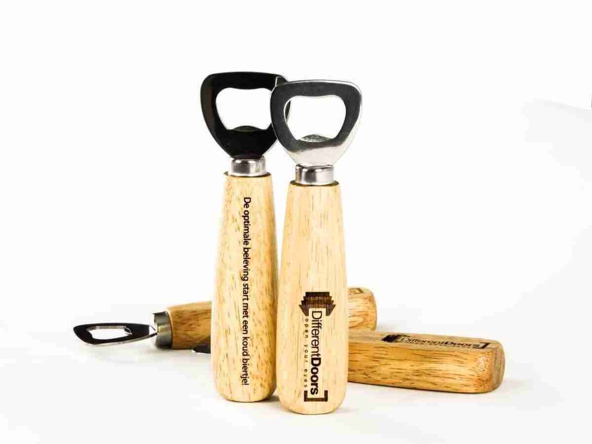 Houten Flesopener Beukenhout met RVS Kop – Optie voor Graveren met Naam, Tekst of Logo – Duurzaam Cadeau voor Bierliefhebbers, Vaderdag, Jubileum of Relatiegeschenk