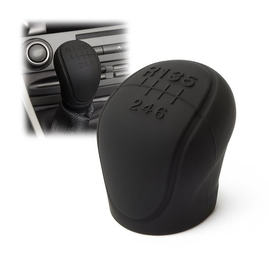 Een zwarte pookhoes met de versnellingsindicator R, 1, 3, 5, 2, 4, 6, in een auto-interieur. Een kleinere weergave toont de pookhoes los.