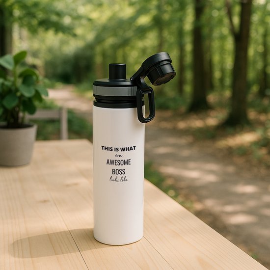 Gourde blanche avec texte noir : THIS IS WHAT an AWESOME BOSS looks like. Bouchon à vis noir avec anneau gris et clip, sur une table en bois en extérieur.