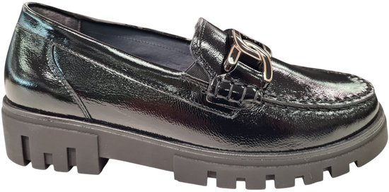 Zwarte lakleren loafer met dikke zool en gouden gesp detail.