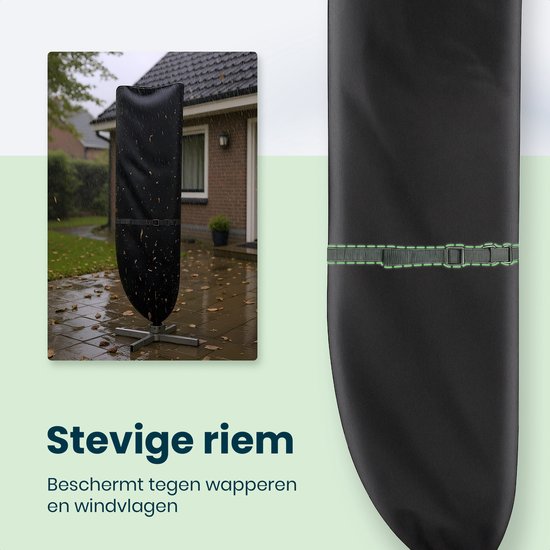 Zwarte parasolhoes met stevige riem en gesp. Bevestigd aan een parasolvoet, nat van de regen.
