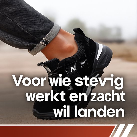 Zwarte NezR werkschoen met witte accenten op de zool, gedragen met jeans.
