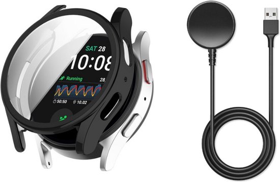 Zwarte TPU hoes met glazen schermprotector om een smartwatch. Naast de smartwatch een ronde zwarte oplader met USB-kabel.