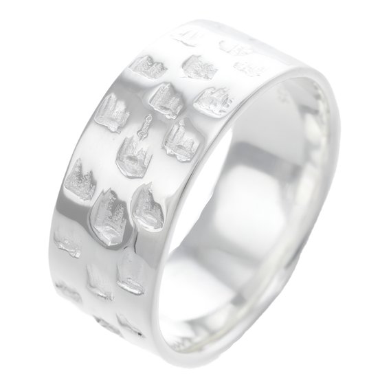Bague argentée avec un relief mat, vue sous un angle.
