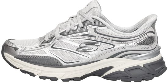 Zilverkleurige Skechers Slip-Ins sneaker met een witte en donkergrijze zool.