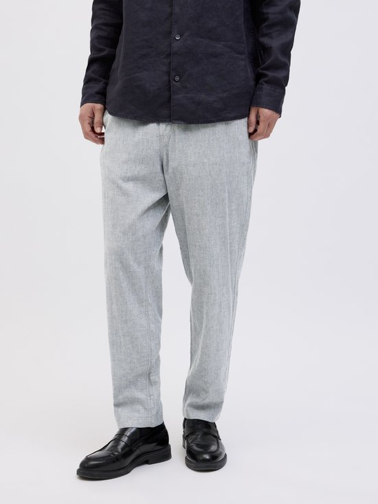 Voorkant van een model in een donkerblauw overhemd en een lichtblauwe joggingbroek.