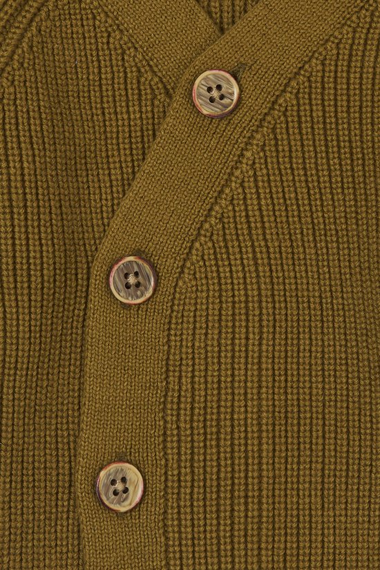Detail van een olijfgroene gebreide vest met verticale ribbels en drie houten knopen.