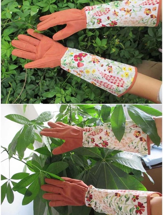 Lange oranje leren tuinhandschoenen met bloemenprint op de mouwen, omringd door groen gebladerte.