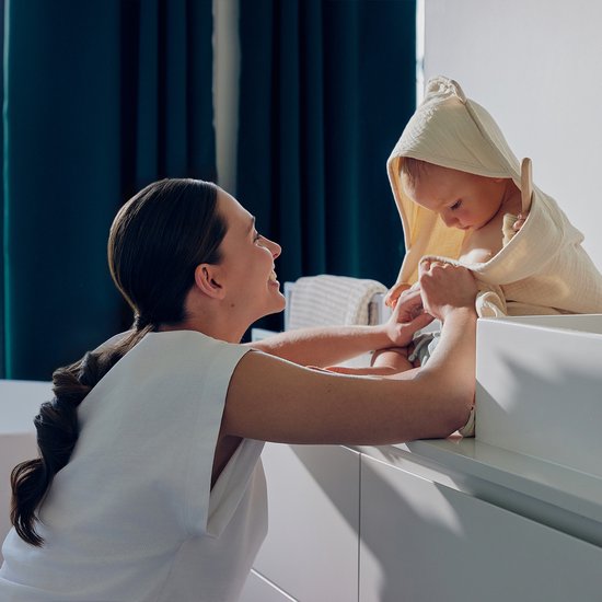 Lionelo Muslin Hooded Baby Towel - Zachte Babyhanddoek met Capuchon van 100% Katoenen Mousseline - Zachte Badcape met Capuchon - Ademend, Hypoallergeen & Irritatievrij - Uitstekende Absorptie - Voor Pasgeborenen & Oudere Kinderen - 75x75 cm van LIONELO — afbeelding 4