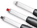 Drie Pica BIG DRY markeerstiften: een met een grijze stift, een met een rode stift, en een met een witte stift.