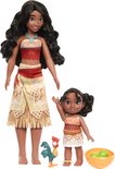 Moana en baby Moana poppen met Heihei en een schaal met groen fruit.