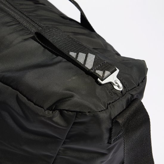 Zwarte sporttas met rits en trekker met Adidas logo.