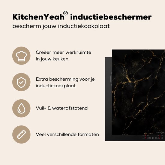 Zwarte inductiebeschermer met marmerprint en gouden aders, beschermt je kookplaat en creëert werkruimte.