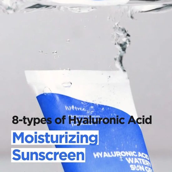 Wit met blauw product, '8-types of Hyaluronic Acid Moisturizing Sunscreen' tekst op een blauw vlak, onder water.