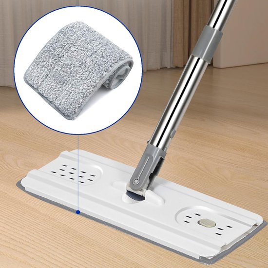 Een grijze microvezel dweilpad wordt op de witte mopkop geplaatst, met een detailfoto van de opgerolde pad.