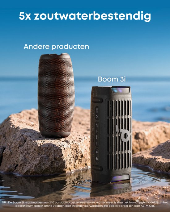 Zwarte Soundcore speaker naast een oudere luidspreker in ondiep water op rotsen, met tekst '5x zoutwaterbestendig'.