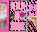 Hand opent verpakking met pop, roze, zwarte en cirkelpatronen, hartslot en sleutel.