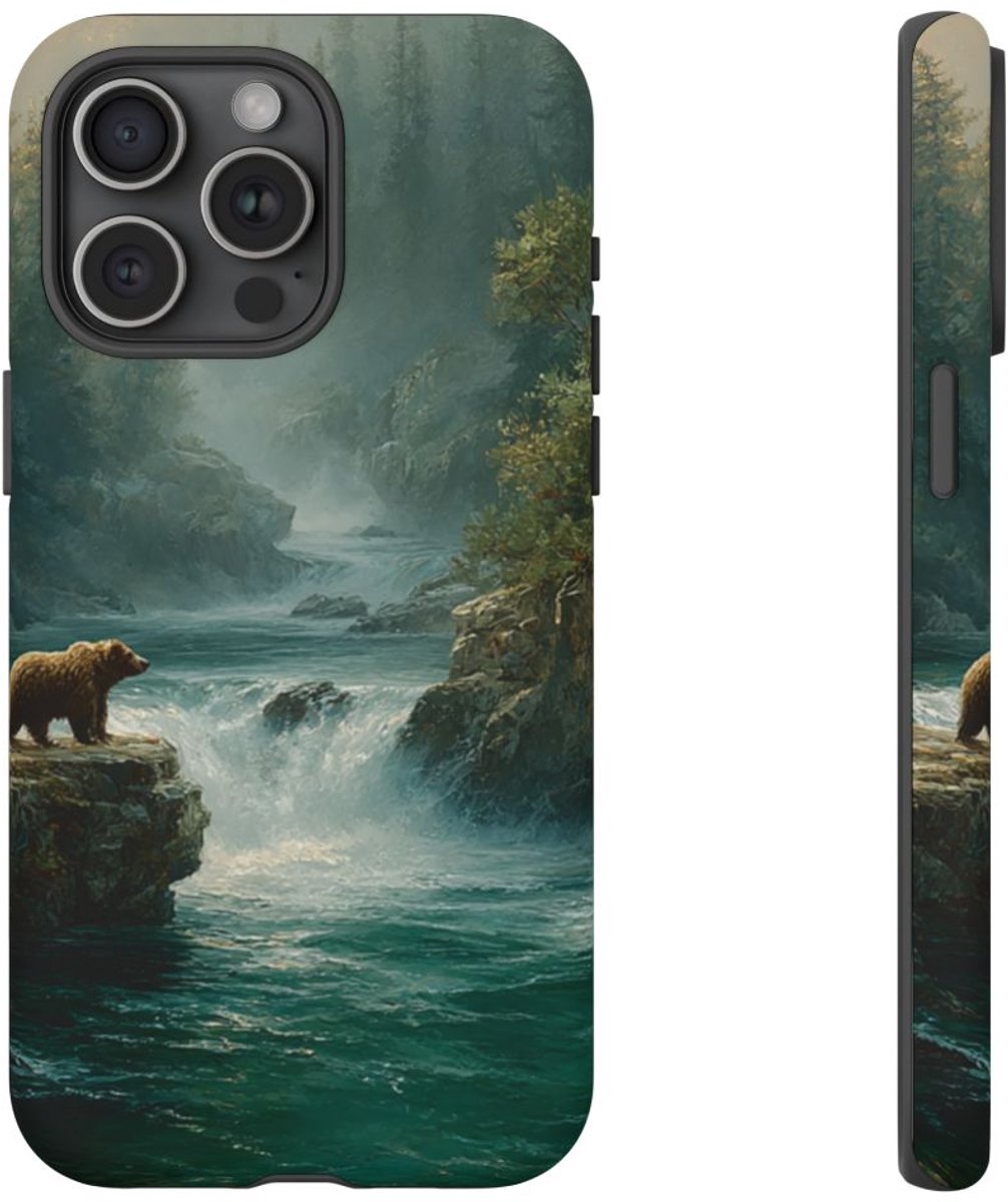 Bruine Beer bij Stromende Rivier – Telefoonhoesje Geschikt voor iPhone 15 Pro Max