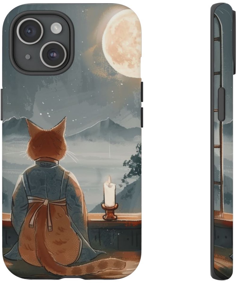 Oranje Kat in Traditioneel Gewaad bij het Raam – Telefoonhoesje Geschikt voor iPhone 15