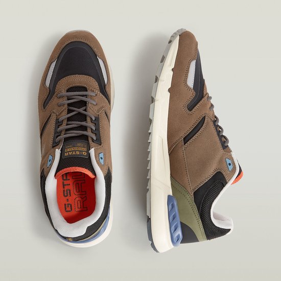 Bovenaanzicht van twee sneakers in beige, zwart en groen met oranje voering en G-Star merkdetails.