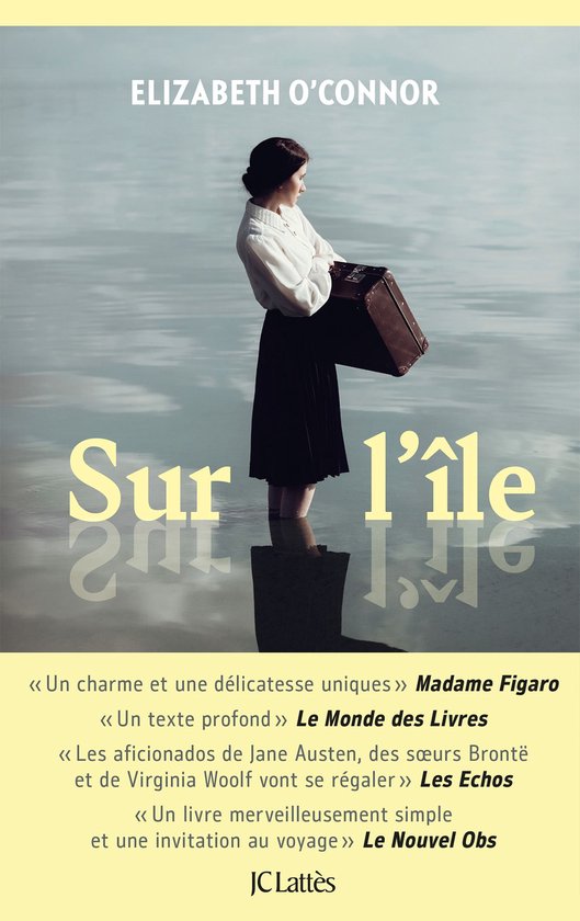 Boek "Sur l'île" van Elizabeth O'Connor. Een vrouw in kleding uit het begin van de 20e eeuw staat in ondiep water met een koffer.