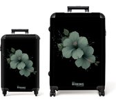 NoBoringSuitcases.com® - Ensemble de 2 valises - Valise légère - Zwart avec fleur d'hibiscus verte - Ensemble de Bagage à main à 4 roues - Valise à roulettes de taille moyenne - Valise de soute - Valises avec serrure TSA