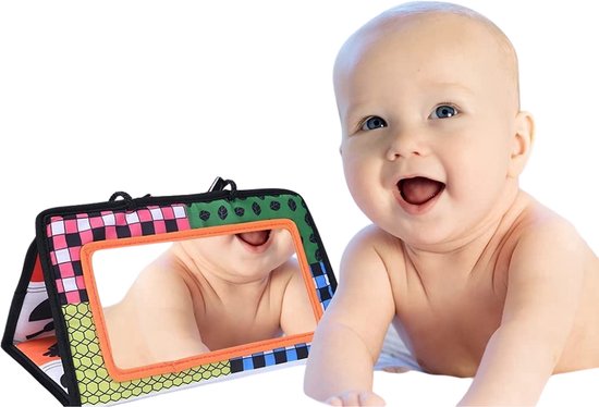 Baby lacht naast een speelgoed dat is opengevouwen met een spiegel in het midden en kleurrijke patronen aan de zijkanten.