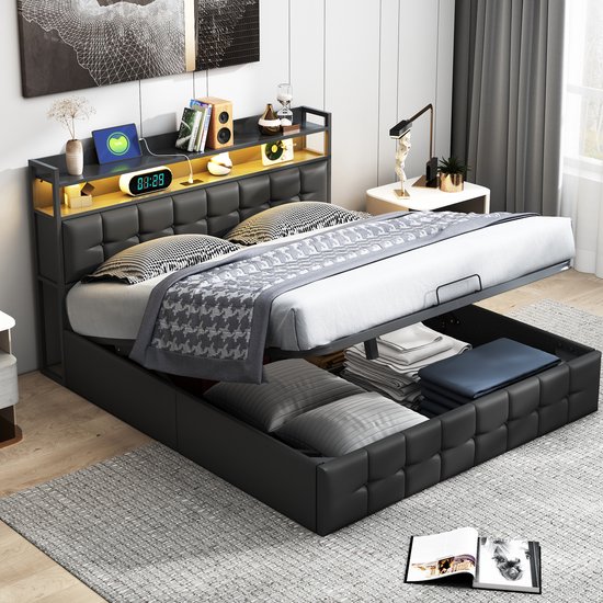 Lit noir en PU avec sommier à lattes relevable, espace de rangement ouvert et tête de lit éclairée avec étagères.