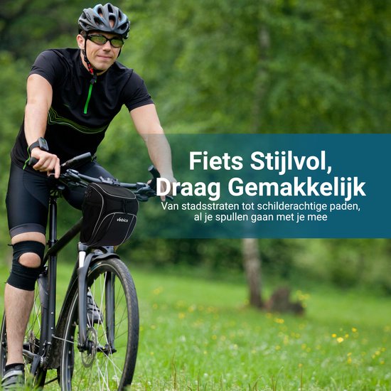 Man met Vebics fiets stuurtas op een fiets in een bosrijke omgeving. Tekst: "Fiets Stijlvol, Draag Gemakkelijk".