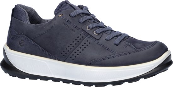 Donkerblauwe Ecco sneaker, waterdicht, met veters, perforaties en witte zool.