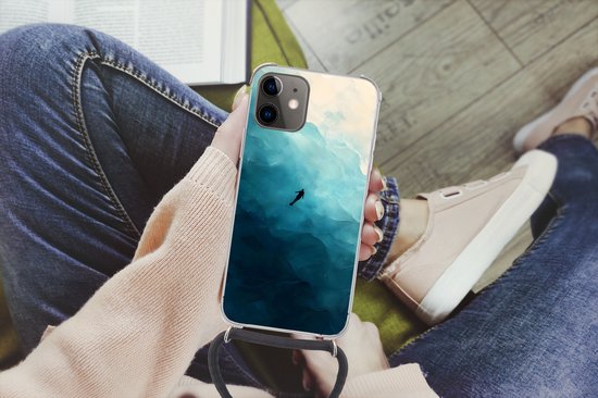 Femme tenant une coque pour iPhone 12 Mini avec paysage marin abstrait et plongeur.